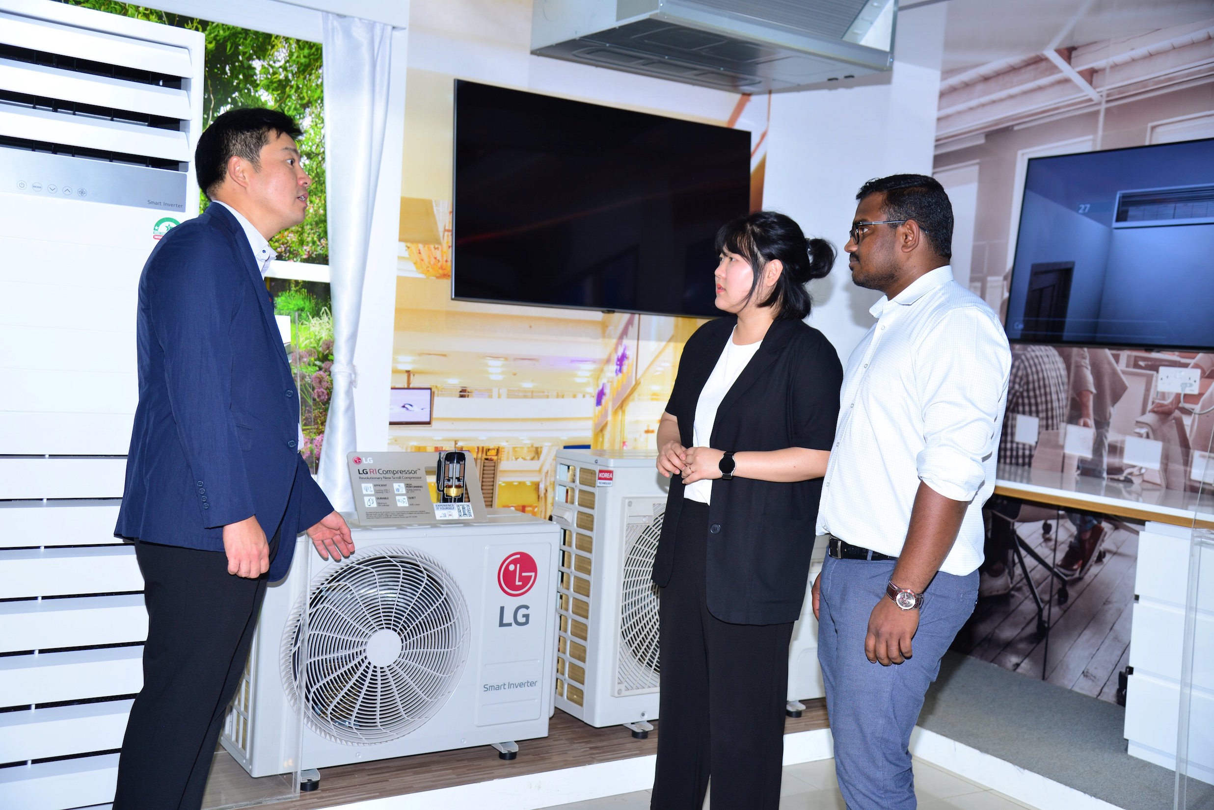 (L-R), LG Electronics Air Solution Product Manager Yeonguk Yun explains some of the LG Electronics air solutions technology to Korean Language & Culture Centre - K.U lecturer Yeonguk Yun and LG Electronics B2B Technical Manager Raja Durai. This took place during an excursion at LG offices by students from the said school, providing an opportunity for the LG team to introduce the students to the Korean work environment.